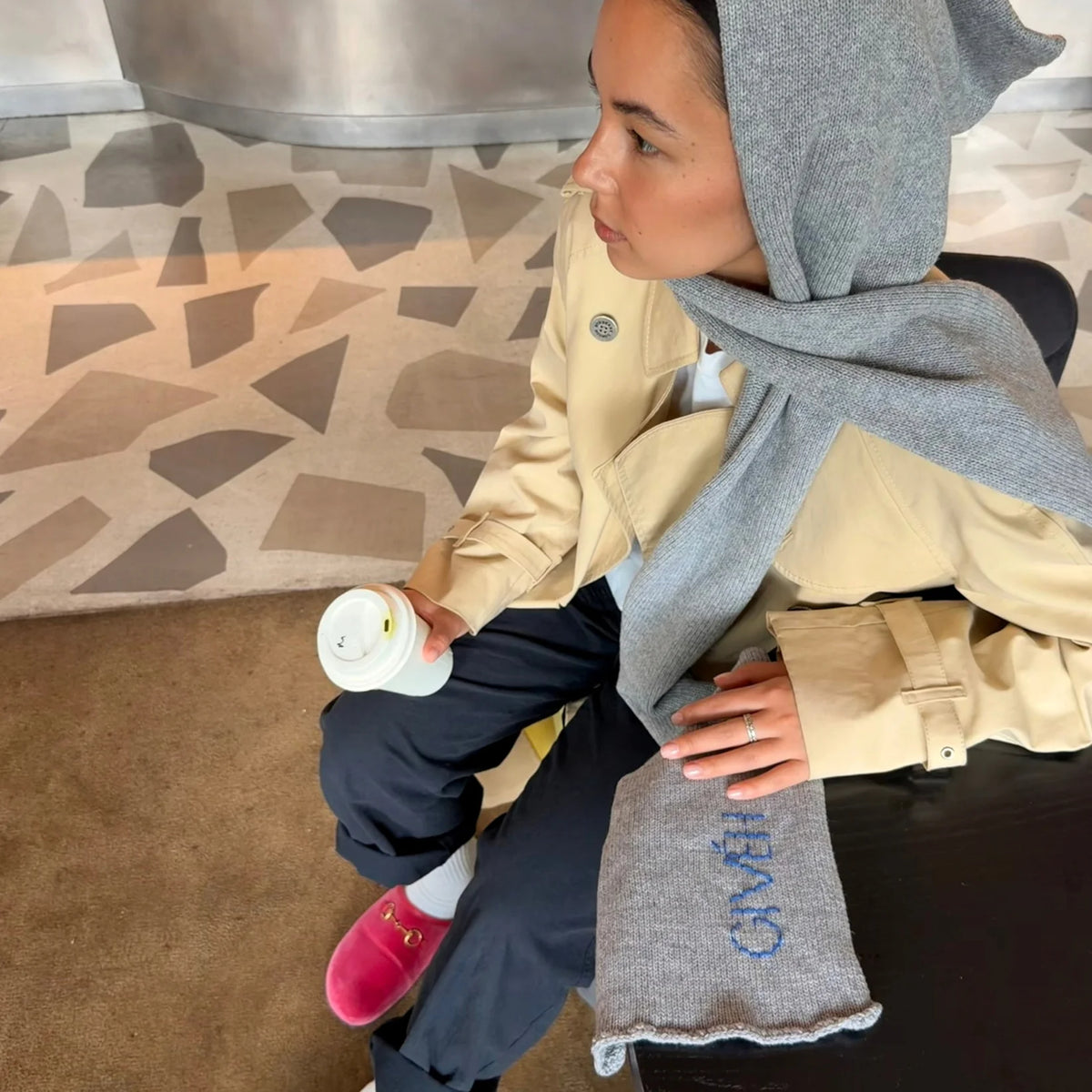 Givéh Garm Hooded Scarf - Grey
