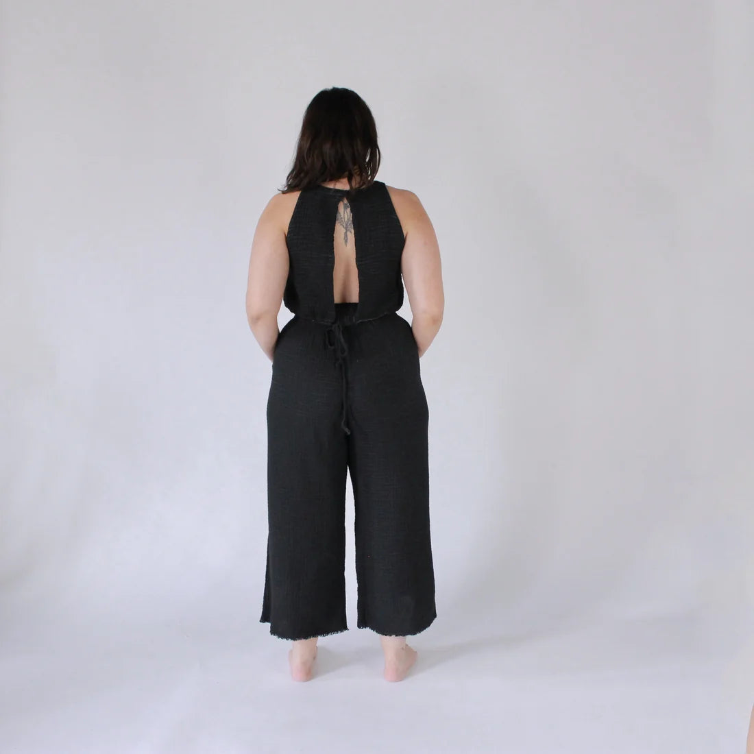 Crinkle Keyhole Tank Top - Black