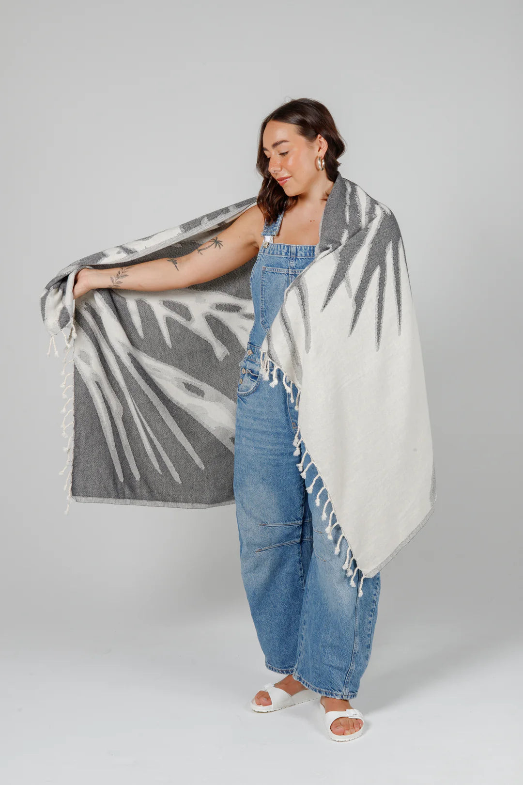 Tofino Towel Co. The Somers Palm Turkish Towel - Granite